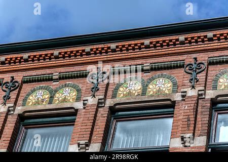 Leiden, pays-Bas - 7 octobre 2021 : détail architectural des rues de Leiden, une municipalité du sud de la Hollande, aux pays-Bas. Banque D'Images