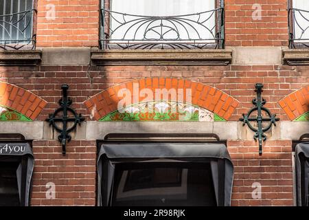 Leiden, pays-Bas - 7 octobre 2021 : détail architectural des rues de Leiden, une municipalité du sud de la Hollande, aux pays-Bas. Banque D'Images