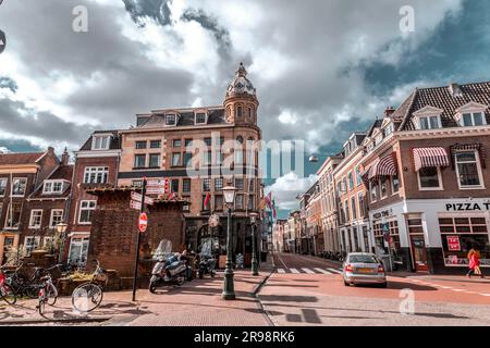 Leiden, pays-Bas - 7 octobre 2021 : vue sur la rue et architecture générique à Leiden, ville et municipalité de la province de la Hollande-Méridionale, le N Banque D'Images