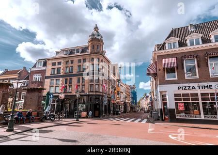 Leiden, pays-Bas - 7 octobre 2021 : vue sur la rue et architecture générique à Leiden, ville et municipalité de la province de la Hollande-Méridionale, le N Banque D'Images