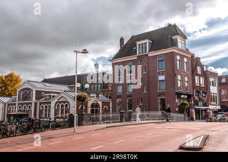 Leiden, pays-Bas - 7 octobre 2021 : vue sur la rue et architecture générique à Leiden, ville et municipalité de la province de la Hollande-Méridionale, le N Banque D'Images