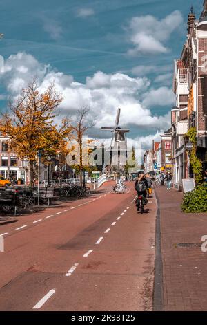 Leiden, pays-Bas - 7 octobre 2021 : vue sur la rue et architecture générique à Leiden, ville et municipalité de la province de la Hollande-Méridionale, le N Banque D'Images