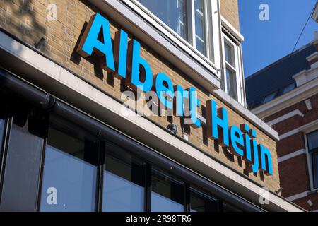 La Haye, pays-Bas - 8 octobre 2021 : logo d'Albert Heijn dans une succursale de Rotterdam. Albert Heijn est la plus grande chaîne de supermarchés de la Neth Banque D'Images