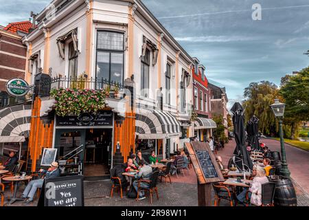 Leiden, pays-Bas - 7 octobre 2021 : vue sur la rue et architecture générique à Leiden, ville et municipalité de la province de la Hollande-Méridionale, le N Banque D'Images