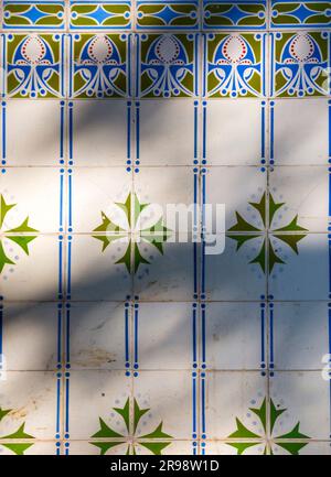 Fragment de carreaux traditionnels hollandais en céramique, delfware d'une décoration de bâtiment Banque D'Images