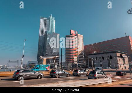 Rotterdam, pays-Bas - 8 octobre 2021: Vue de Kop van Zuid, un quartier de Rotterdam, situé sur la rive sud de la rivière Nieuwe Maas. Banque D'Images