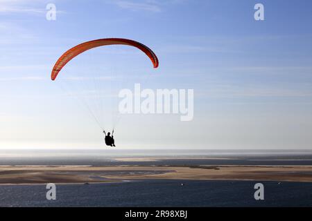 Vol gratuit. École de parapente sur la Dune du Pyla. Arcachon, Gironde, France Banque D'Images