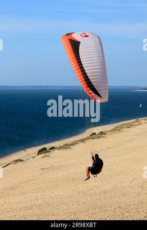 Vol gratuit. École de parapente sur la Dune du Pyla. Arcachon, Gironde, France Banque D'Images