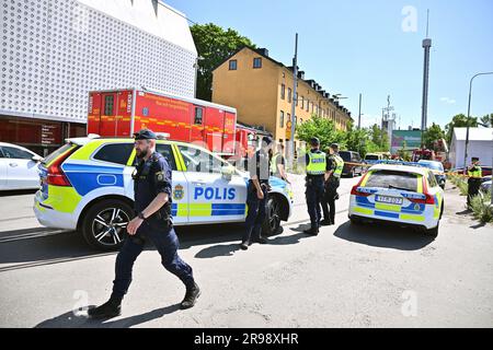 Une personne est morte dans un accident mortel lorsque la jetée de Rollercoaster a déraillé dans le parc d'attractions Gröna Lund à Stockholm, en Suède. 25th juin 2023. Plusieurs personnes sont blessées. Le parc d'attractions est en cours d'évacuation et la police a mis en place des barrières.Foto: Claudio Bresciani/TT/Kod 10090 crédit: TT News Agency/Alay Live News Banque D'Images