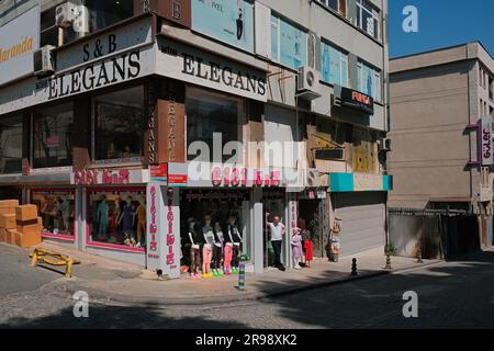 Istanbul, Turquie - 18 mai 2022. Paysage urbain et vue sur la rue dans la partie européenne d'Istanbul, Turquie. Banque D'Images