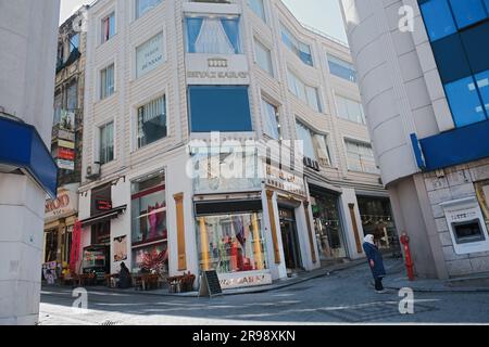 Istanbul, Turquie - 18 mai 2022. Paysage urbain et vue sur la rue dans la partie européenne d'Istanbul, Turquie. Banque D'Images