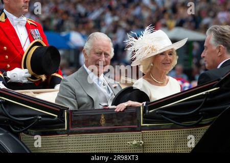 Ascot, Berkshire, Royaume-Uni. 24th juin 2023. Les Racegoers ont applaudi et se sont accrochés lorsque le Roi et la Reine sont arrivés dans leurs voitures sur l'hippodrome d'Ascot. Le jockey Frankie Dettori est également arrivé dans les voitures avec l'entraîneur Jamie Snowdon. Crédit : Maureen McLean/Alay Live News Banque D'Images