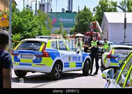 Une personne est morte dans un accident mortel lorsque la jetée de Rollercoaster a déraillé dans le parc d'attractions Gröna Lund à Stockholm, en Suède. 25th juin 2023. Plusieurs personnes sont blessées. Le parc d'attractions est en cours d'évacuation et la police a mis en place des barrières.Foto: Claudio Bresciani/TT/Kod 10090 crédit: TT News Agency/Alay Live News Banque D'Images