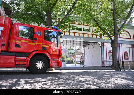 Une personne est morte dans un accident mortel lorsque la jetée de Rollercoaster a déraillé dans le parc d'attractions Gröna Lund à Stockholm, en Suède. 25th juin 2023. Plusieurs personnes sont blessées. Le parc d'attractions est en cours d'évacuation et la police a mis en place des barrières. Foto: Claudio Bresciani/TT/Kod 10090 crédit: TT News Agency/Alay Live News Banque D'Images