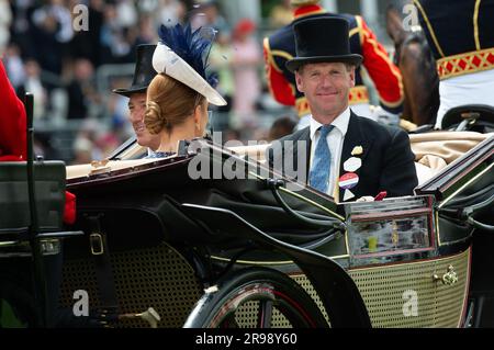 Ascot, Berkshire, Royaume-Uni. 24th juin 2023. Les Racegoers ont applaudi et se sont accrochés lorsque le Roi et la Reine sont arrivés dans leurs voitures sur l'hippodrome d'Ascot. Le jockey Frankie Dettori est également arrivé dans les voitures avec l'entraîneur Jamie Snowdon (R). Crédit : Maureen McLean/Alay Live News Banque D'Images