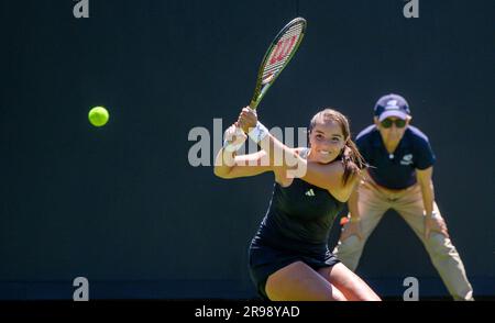 Jodie Burrage (GBR) jouant son premier match de qualification au premier jour de l'internationale Rothesay, Eastbourne 24th juin 2023. Banque D'Images