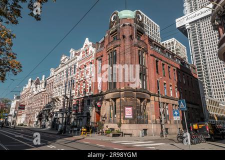 Rotterdam, pays-Bas - 8 octobre 2021 : vue sur la rue et architecture générique depuis le centre-ville de Rotterdam. Rotterdam est la deuxième plus grande ville de la ne Banque D'Images