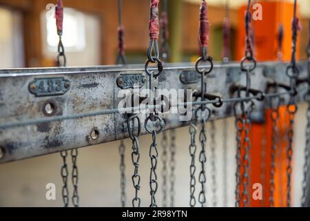 Vue rapprochée de l'ancienne chaîne rouillée rangée de serrures dans la salle de vêtements du mineur à l'ancienne mine de minerai abandonnée Rammelsberg Goslar Harz Allemagne Banque D'Images