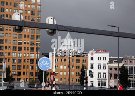 Rotterdam, NL - OCT 6, 2021: Le Blaaktoren est une tour résidentielle sur le Binnenrotte près du Blaak à Rotterdam. Le bâtiment est surnommé le Penci Banque D'Images