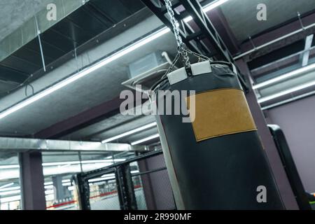 Gros plan d'un sac de boxe dans le complexe sportif Banque D'Images