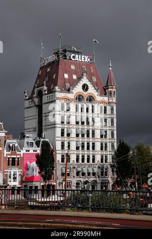 Rotterdam, NL - 6 octobre 2021: Bateaux à l'ancien port de Rotterdam, Oude Haven, et la Maison Blanche, Witte huis bâtiment sur le fond sur un pluvieux Banque D'Images