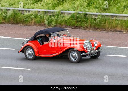 Années 1955 50 Fifties ROUGE MG TD TF essence 1500 cc voiture de sport britannique circulant sur l'autoroute M6, Royaume-Uni Banque D'Images