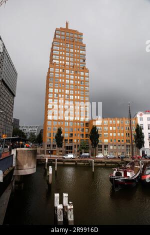 Rotterdam, NL - 6 octobre 2021: Bateaux à l'ancien port de Rotterdam, Oude Haven, et la Maison Blanche, Witte huis bâtiment sur le fond sur un pluvieux Banque D'Images