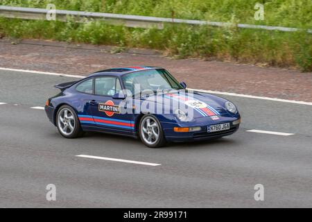 Voiture No.24 1995 90s années 90 Blue Martini Porsche 911 Carrera, coupé 3600 cc, voyageant à vitesse sur l'autoroute M6 dans le Grand Manchester, Royaume-Uni Banque D'Images