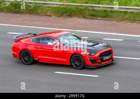 2016 Rouge Ford Mustang GT Ti-VCT V8 EcoBoost coupé essence 4951 cc ; conduite à grande vitesse sur l'autoroute M6 dans le Grand Manchester, Royaume-Uni Banque D'Images