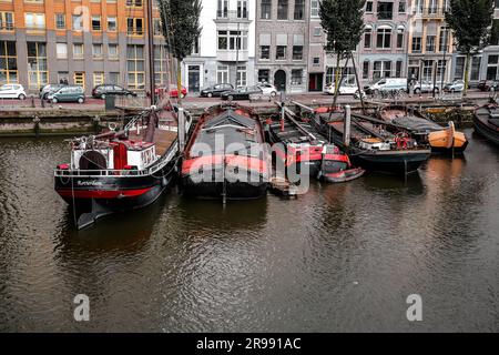 Rotterdam, NL - 6 octobre 2021: Bateaux à l'ancien port de Rotterdam, Oude Haven, et la Maison Blanche, Witte huis bâtiment sur le fond sur un pluvieux Banque D'Images