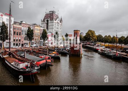 Rotterdam, NL - 6 octobre 2021: Bateaux à l'ancien port de Rotterdam, Oude Haven, et la Maison Blanche, Witte huis bâtiment sur le fond sur un pluvieux Banque D'Images