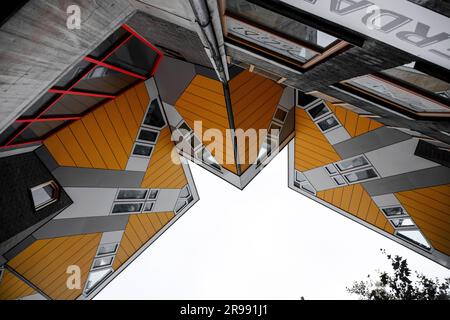 Rotterdam, NL - OCT 6, 2021: Maisons en cube, Kubuwoningen en néerlandais, est un ensemble innovant d'appartements résidentiels à Rotterdam, conçu par Piet Blom. Banque D'Images