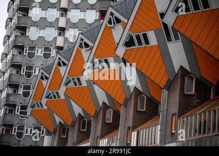 Rotterdam, NL - OCT 6, 2021: Maisons en cube, Kubuwoningen en néerlandais, est un ensemble innovant d'appartements résidentiels à Rotterdam, conçu par Piet Blom. Banque D'Images