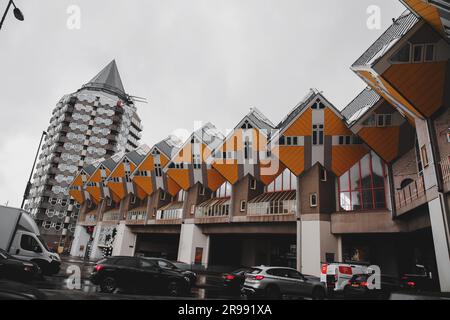 Rotterdam, NL - OCT 6, 2021: Maisons en cube, Kubuwoningen en néerlandais, est un ensemble innovant d'appartements résidentiels à Rotterdam, conçu par Piet Blom. Banque D'Images