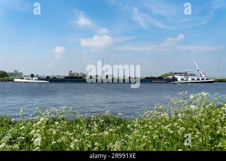navire de transport intérieur chargé de terre Banque D'Images