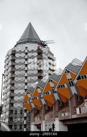 Rotterdam, NL - OCT 6, 2021: Maisons en cube, Kubuwoningen en néerlandais, est un ensemble innovant d'appartements résidentiels à Rotterdam, conçu par Piet Blom. Banque D'Images