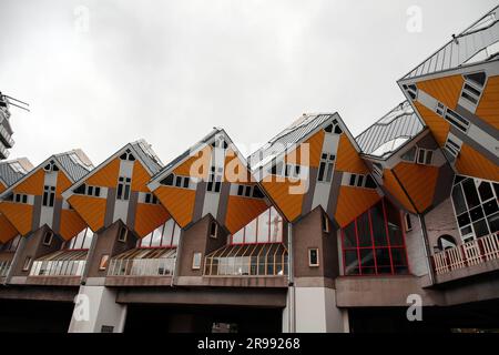 Rotterdam, NL - OCT 6, 2021: Maisons en cube, Kubuwoningen en néerlandais, est un ensemble innovant d'appartements résidentiels à Rotterdam, conçu par Piet Blom. Banque D'Images