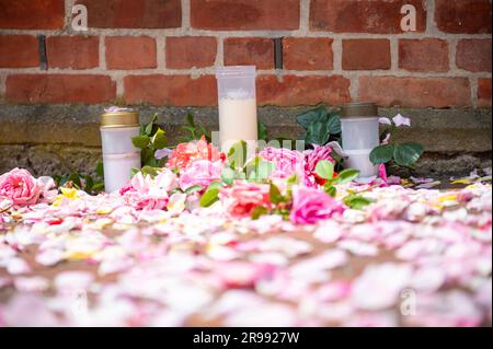 Toppenstedt, Allemagne. 25th juin 2023. Fleurs et bougies en deuil devant le bâtiment de l'administration municipale de Toppenstedt. Un jeune garçon et un adulte ont été tués lors d'un accident alors qu'ils conduisait une chargeuse sur pneus à Toppenstedt, au sud de Hambourg, en Basse-Saxe. Dix autres enfants âgés de quatre à dix ans ont été blessés, certains grièvement, selon le service des incendies. Credit: Jonas Walzberg/dpa/Alay Live News Banque D'Images