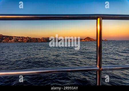 Magnifique coucher de soleil de la ville du Cap Saint Luke depuis un catamaran naviguant dans le golfe de Californie qui sépare la mer de Cortez du Pacifique Banque D'Images