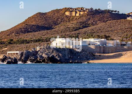 Grande maison de maître sur la côte du Cap Saint Luke sur le golfe de Californie qui sépare la mer de Cortez de l'océan Pacifique à Baja Californie Banque D'Images