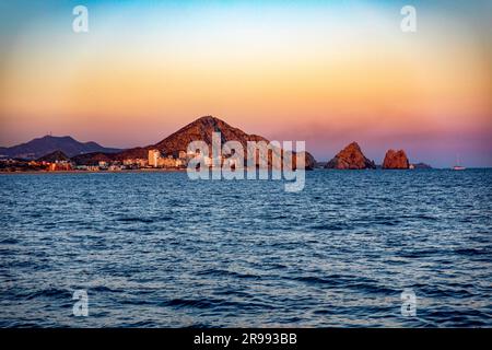 Beau coucher de soleil de la ville de Cape Saint Luke dans le golfe de Californie qui sépare la mer de Cortez de l'océan Pacifique en Basse Californie Banque D'Images