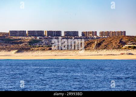 Maisons sur la côte de l'arche du Cap Saint Luke sous un beau coucher de soleil sur le golfe de Californie qui sépare la mer de Cortez de l'Ocea du Pacifique Banque D'Images