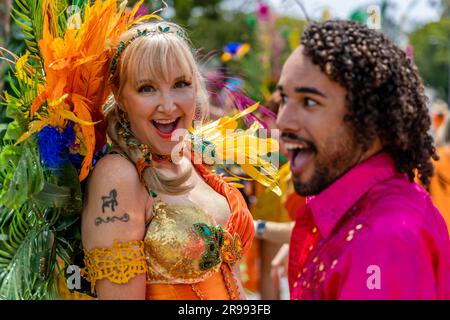 Santa Barbara, États-Unis. 24th juin 2023. Santa Barbara célèbre le solstice d'été avec un défilé sur le thème "ROOTS" de 2023 de flotteurs, de marionnettes géantes et de costumes fantaisistes dans la rue Santa Barbara au centre-ville de Santa Barbara, CA sur 24 juin 2023. (Photo de Rod Rolle/Sipa USA) Credit: SIPA USA/Alay Live News Banque D'Images