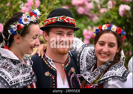 Brno - Bystrc, République tchèque, 24 juin 2023. Festivités traditionnelles de la fête de la République tchèque. Fête de la nourriture et des boissons. Filles Banque D'Images