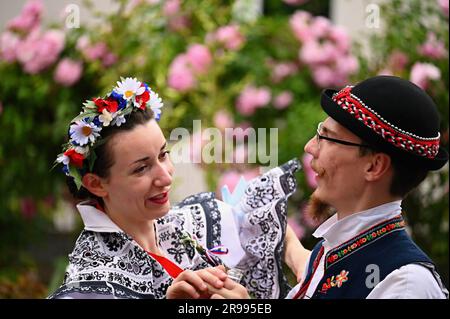 Brno - Bystrc, République tchèque, 24 juin 2023. Festivités traditionnelles de la fête de la République tchèque. Fête de la nourriture et des boissons. Filles Banque D'Images