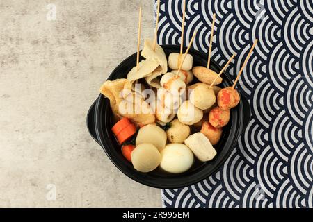 Oden japonais. Légumes, boulettes de poisson et autres aliments variés, cuits dans une soupe de bouillon Dashi à soja mince. Copier l'espace pour le texte Banque D'Images