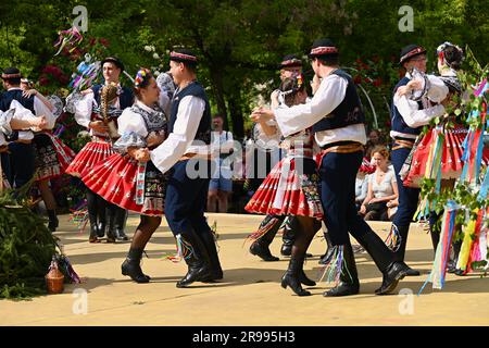 Brno - Bystrc, République tchèque, 24 juin 2023. Festivités traditionnelles de la fête de la République tchèque. Fête de la nourriture et des boissons. Filles Banque D'Images