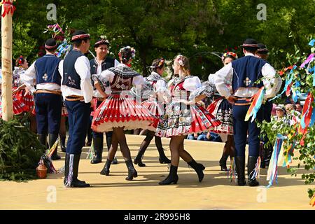 Brno - Bystrc, République tchèque, 24 juin 2023. Festivités traditionnelles de la fête de la République tchèque. Fête de la nourriture et des boissons. Filles Banque D'Images