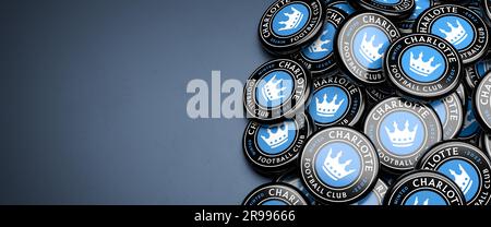 Logos de l'American Soccer Team Charlotte FC (MLS Major League Soccer) sur un tas sur une table. Banque D'Images