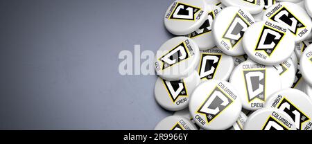 Logos de l'American Soccer Team Columbus Crew (MLS Major League Soccer) sur un tas sur une table. Banque D'Images